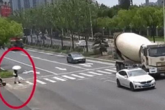 横穿马路碾压身亡,横穿马路事故警示，安全出行刻不容缓”