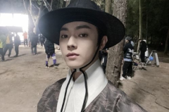 吃瓜娱乐许凯,当红男星甜蜜牵手，神秘女友身份引猜测